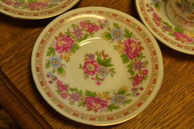 (n-545) Kaunid tassid- taldrikud