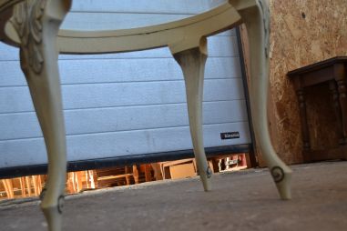 (10-941) Ümar hele klaasiga laud