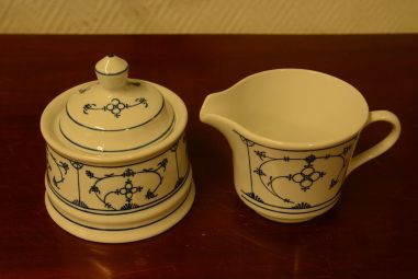 (n-3782/4) Mandarin õlelillemustriga koorekann ja suhkrutoos