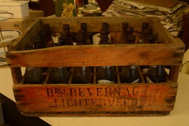 (11-802/2) Vana kast pudelitega