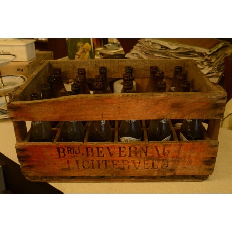 (11-802/2) Vana kast pudelitega