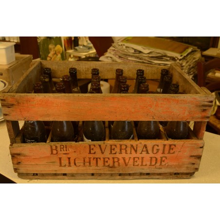 (11-802/2) Vana kast pudelitega