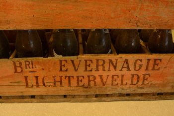 (11-802/2) Vana kast pudelitega 2