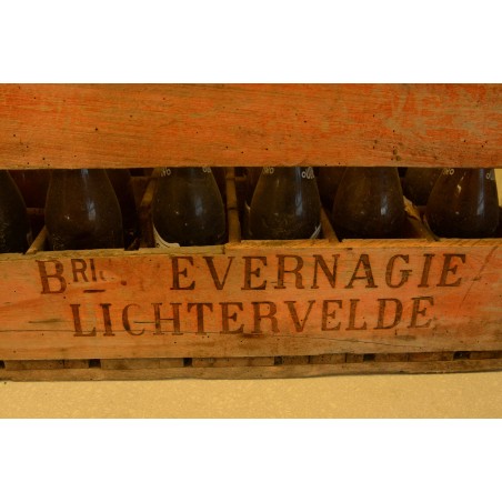 (11-802/2) Vana kast pudelitega