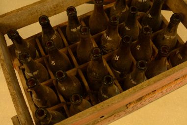 (11-802/2) Vana kast pudelitega