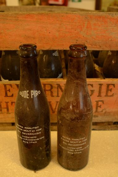 (11-802/2) Vana kast pudelitega