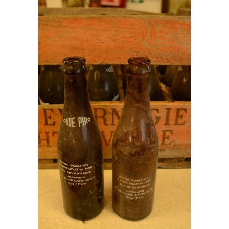 (11-802/2) Vana kast pudelitega