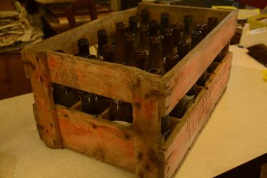 (11-802/2) Vana kast pudelitega