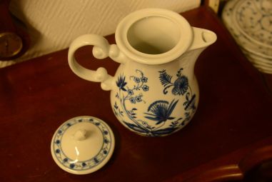 (n-3958/1) Wellco Krefeld Porzellan, sibulamustriline kann