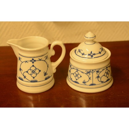 (n-4103/6) Winterling, Indischblau, õlelillemustriga koorekann ja suhkrutoos (n-4103/6) Winterling, Indischblau, õlelillemustriga koorekann ja suhkrutoos