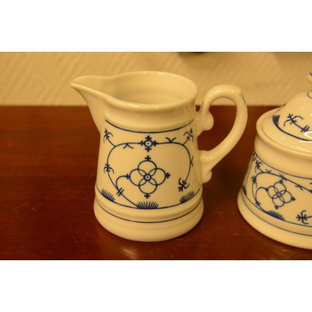 (n-4103/6) Winterling, Indischblau, õlelillemustriga koorekann ja suhkrutoos (n-4103/6) Winterling, Indischblau, õlelillemustriga koorekann ja suhkrutoos