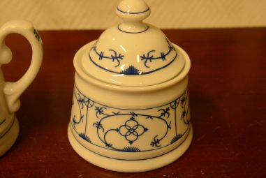 (n-4103/6) Winterling, Indischblau, õlelillemustriga koorekann ja suhkrutoos