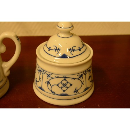 (n-4103/6) Winterling, Indischblau, õlelillemustriga koorekann ja suhkrutoos (n-4103/6) Winterling, Indischblau, õlelillemustriga koorekann ja suhkrutoos