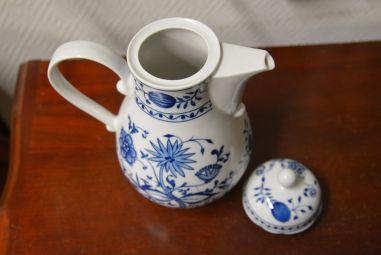 (n-4134) Kahla sibulamustriga kann