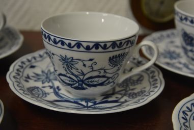 (n-4138) Kahla Triptis sibulamustriga kohvitassid- taldrikud, 5tk