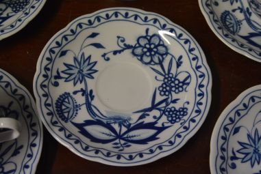 (n-4138) Kahla Triptis sibulamustriga kohvitassid- taldrikud, 5tk