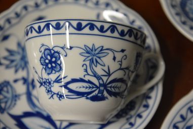 (n-4138) Kahla Triptis sibulamustriga kohvitassid- taldrikud, 5tk