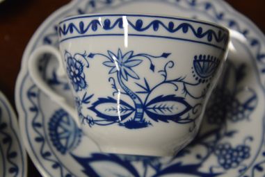 (n-4138) Kahla Triptis sibulamustriga kohvitassid- taldrikud, 5tk