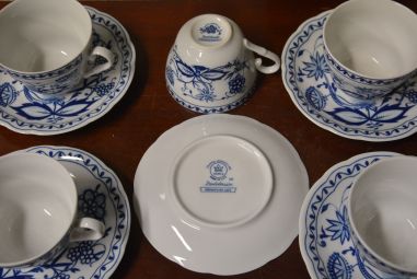 (n-4138) Kahla Triptis sibulamustriga kohvitassid- taldrikud, 5tk