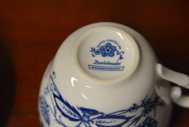 (n-4138) Kahla Triptis sibulamustriga kohvitassid- taldrikud, 5tk