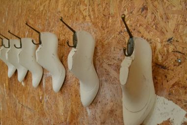 (n-001) Vanadest kingavormidest valged seinanagid