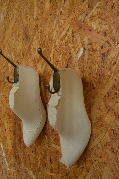 (n-001) Vanadest kingavormidest valged seinanagid