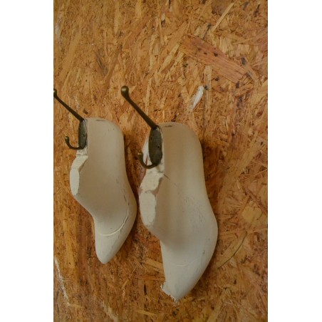 (n-001) Vanadest kingavormidest valged seinanagid