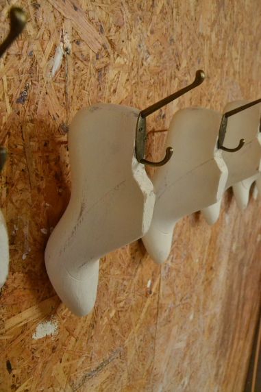 (n-001) Vanadest kingavormidest valged seinanagid