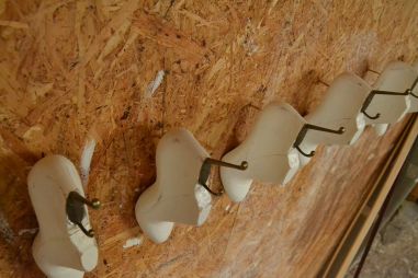 (n-001) Vanadest kingavormidest valged seinanagid