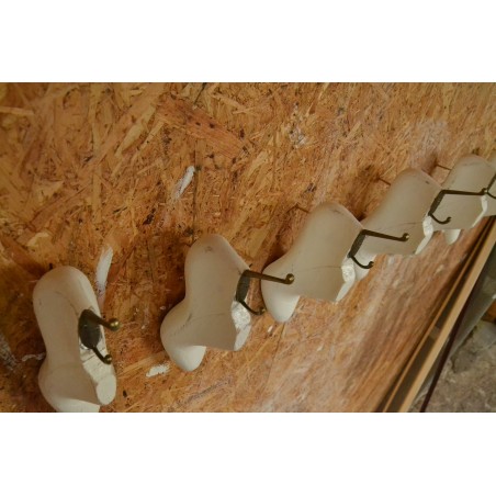 (n-001) Vanadest kingavormidest valged seinanagid