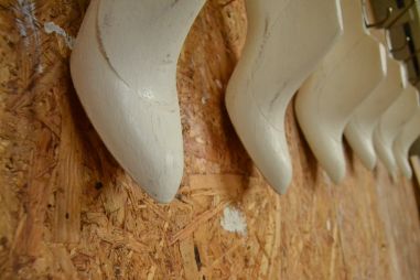 (n-001) Vanadest kingavormidest valged seinanagid