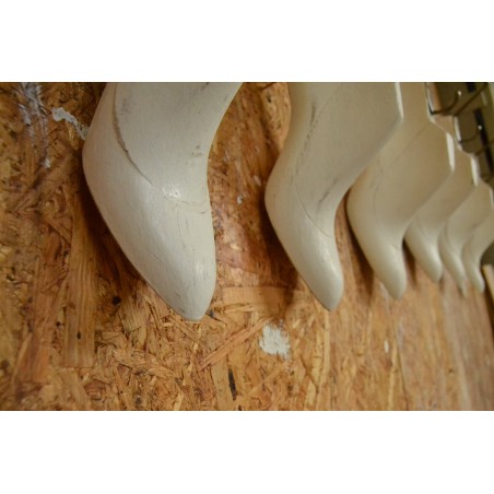 (n-001) Vanadest kingavormidest valged seinanagid