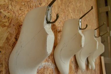 (n-001) Vanadest kingavormidest valged seinanagid