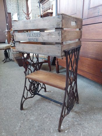 (10-762/5) Õmblusmasina jalal huvitav riiul 2