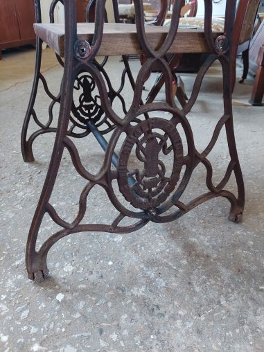 (10-762/5) Õmblusmasina jalal huvitav riiul