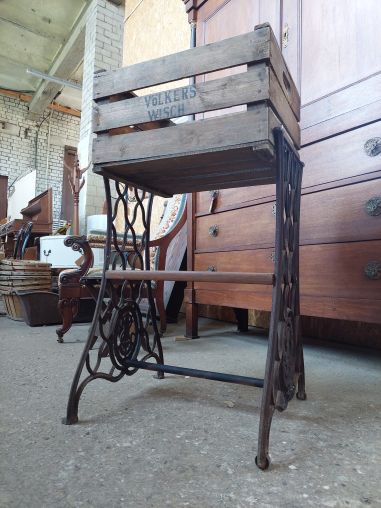 (10-762/5) Õmblusmasina jalal huvitav riiul