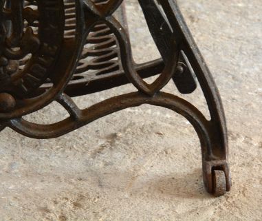 (11-077/4) Õmblusmasina jalal laud