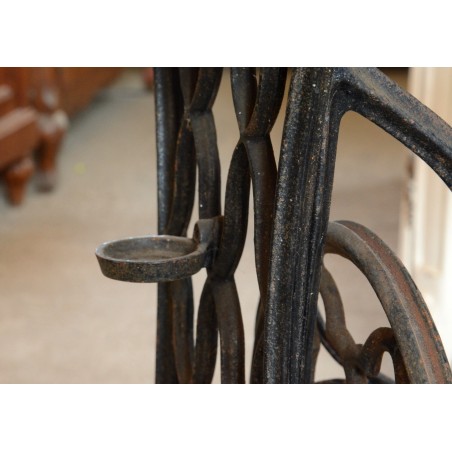 (11-077/4) Õmblusmasina jalal laud