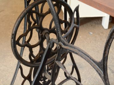 (11-077/4) Õmblusmasina jalal laud