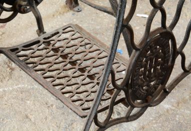 (11-077/4) Õmblusmasina jalal laud