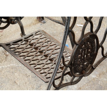 (11-077/4) Õmblusmasina jalal laud