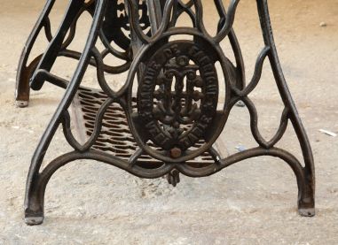 (11-077/4) Õmblusmasina jalal laud