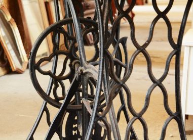 (11-077/4) Õmblusmasina jalal laud