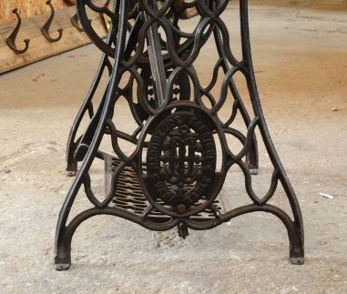 (11-077/4) Õmblusmasina jalal laud