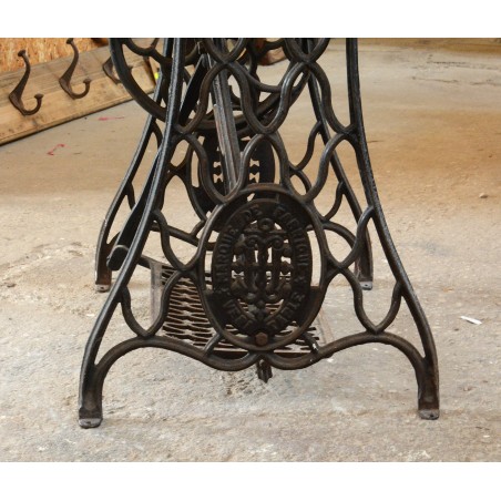 (11-077/4) Õmblusmasina jalal laud