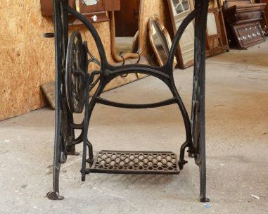 (11-077/4) Õmblusmasina jalal laud