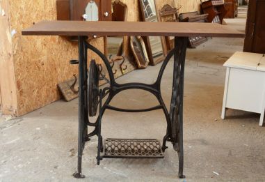 (11-077/4) Õmblusmasina jalal laud