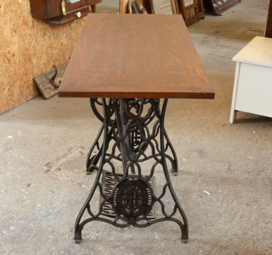 (11-077/4) Õmblusmasina jalal laud