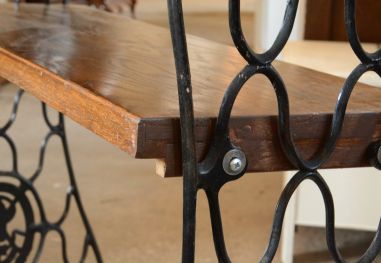 (11-077/6) Õmblusmasina jalgadel riiul