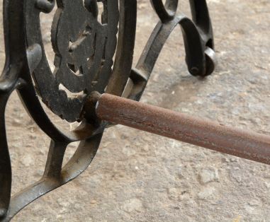 (11-077/6) Õmblusmasina jalgadel riiul